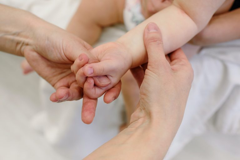 massages bébé atelier, renforcer le lien d'attachement, bienfaits physiques et émotionnels, Grenoble et Grésivaudan